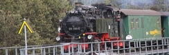 Parní lokomotiva 99 1741-0 v čele vlaku z Cranzahlu do Oberwiesenthalu překonává 110 m dlouhý a 23 m vysoký viadukt Hüttenbach před cílovou stanicí. | 30.5.2015