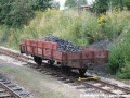 Na malém plošinovém voze odstaveném na nádraží v Nové Bystřici je naloženo uhlí k nakrmení parních lokomotiv před zpáteční cestou do Jindřichova Hradce | 30.7.2008