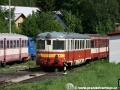 Odstavené pod širým nebem kolejiště depa Tanvald odpočívají vozy 820 056-0+020 259-8+M240.0057. | 26.5.2009