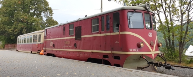 U nástupiště stanice Třemešná ve Slezsku stojí osobní vlak vedený lokomotivou 705.913-2 s osobním vozem Balm/u, který právě přijel z Osoblahy. | 25.9.2019