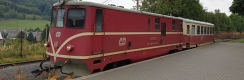 U nástupiště stanice Třemešná ve Slezsku již stojí osobní vlak připravený na cestu do Osoblahy, vedený lokomotivou 705.913-2 s osobním vozem Balm/u. | 25.9.2019