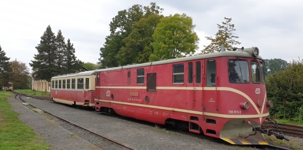 Po spojení s lokomotivou čeká v Osoblaze osobní vlak vedený lokomotivou 705.913-2 s osobním vozem Balm/u na cestu zpět do Třemešné v Osoblaze. | 25.9.2019