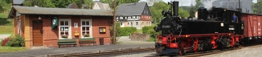 Smíšený vlak vedený parní lokomotivou 99 1590-1 na nádraží Schmalzgrube. | 31.5.2015