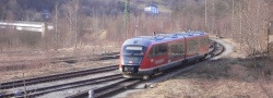 Jednotka řady 642 se v Vejprt vrací do Německa, v dálce vidíme přeshraniční most zrekonstruovaný v roce 1997. | 23.3.2011