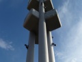 V roce 2000 bylo na pilíře vysílače umístěno dílo výtvarníka Davida Černého zvané “Miminka” (anglicky “Babies”), znázorňující batolata lezoucí nahoru a dolů. | 26.5.2011
