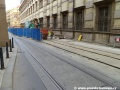 Podél budovy Klementina stavbaři zabrali kolej ve směru ke Staroměstské, auta tu jezdí protisměrem. | 29.7.2011