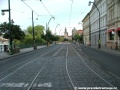 U křižovatky Národní divadlo se tramvajová trať krytá velkou žulovou dlažbou nejprve stočí pravým obloukem, aby se...