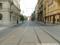 Tramvajová trať v Křížovnické ulici pokračuje přímým úsekem.