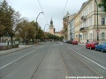 Tramvajová trať na Smetanově nábřeží se v přímém úseku přibližuje k vyústění Divadelní ulice.