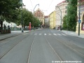 Pravý oblouk tramvajové tratě na Smetanově nábřeží před zastávkou Karlovy lázně.
