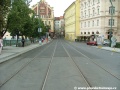V prostoru jednosměrné zastávky Karlovy lázně mění tramvajová trať konstrukci svršku, opouští systém W-tram a pokračuje v podobě klasické konstrukce kolejnic na příčných pražcích. Rozdílná barva asfaltu je dána rozdílným stářím obou úseků.