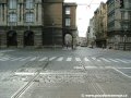 Rozvětvení od Mánesova mostu, levý oblouk směřuje k zastávce Právnická fakulta, pravý pak k zastávce Staroměstská.