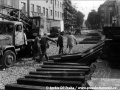 Práce na kolejovém rozvětvení do vozovny Strašnice od Průběžné během rekonstrukce tratě metodou velkoplošných panelů BKV. | 1986