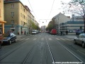 Tramvajová trať opouští zastávku Nad Primaskou a blíží se ke křižovatce se stejnojmennou ulicí.