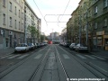 Tramvajová trať zřízená metodou velkoplošných panelů BKV vedená středem Starostrašnické ulice v přímém úseku.