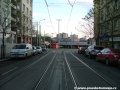 Tramvajová trať zřízená metodou velkoplošných panelů BKV vedená středem Starostrašnické ulice v přímém úseku