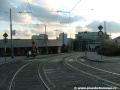 Oblouk přivádějící tramvajovou trať na přeložku před vestibulem stanice metra Strašnická.