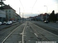 Tramvajová trať se po překonání oblouku napřimuje a ve středu ulice V Olšinách na zvýšeném tělese pokračuje v přímém úseku.