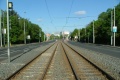 Přímý úsek tramvajové tratě před zastávkami Na Groši.