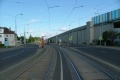 Tramvajová trať se stáčí levým obloukem.