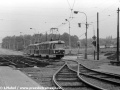 Jednokolejnou tratí podél křižovatky Vinice projíždí souprava vozů T3 vypravená na linku 11. | 6.5.1973