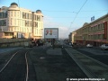 Dvoukolejná tramvajová trať u zastávky Želivského se zvětšenou osovou vzdáleností vyvolanou před lety zřízenou střední staniční kolejí