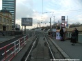 Prostor zastávky Želivského, kolej se přibližuje mezi dva výstupy z metra