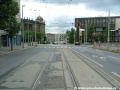 Tramvajová trať pokračuje středem Vinohradské ulice v konstrukci velkoplošných panelů BKV.