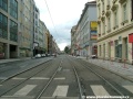 Tramvajová trať se po překročení Anglické ulice napřimuje a v již Bělehradské ulici nadále pokračuje při pravém okraji.