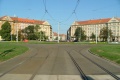 Rozvětvení tramvajové tratě z Evropské třídy od zastávky Dejvická, levý oblouk pokračuje ke smyčce Podbaba, pravý oblouk k Prašnému mostu.