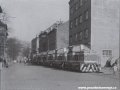 Šest čerstvě dokončených lokomotiv T 334.0 čeká na předání zákazníkovi na koleji vlečky ČKD Tatra Smíchov ve Stroupežnického ulici | 1965