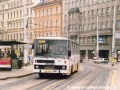 Autobus Karosa společnosti Hotliner ev.č.1082 vypravený na linku X-8 projíždí prostorem zrušené tramvajové zastávky Těšnov | 14.12.2002