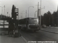 Důležitým přestupním bodem mezi tramvajemi a autobusy jedoucími na sídliště Řepy bývala Kotlářka. Cestující právě odbavila Karosa B 731.00 #3374 na lince 219. | 19.10.1988
