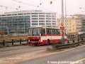 Autobus Karosa Dopravního podniku hl.m.Prahy ev.č.5578 vypravený na linku 133 opustil podjezd Těšnov a vyjíždí na Hlávkův most | 14.12.2002