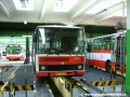 Prostor pro pravidelnou údržbu autobusů s prohlížecími kanály, dříve sloužil i pro každoroční prohlídky STK na snímku s vozem Karosa B 731.1169 #7141. | 16.9.2004