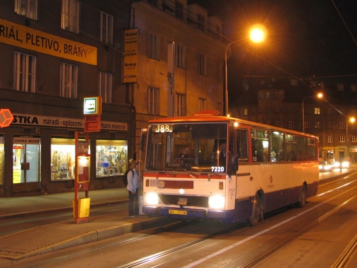 Autobus Karosa B731.1659 vypravený na linku 188 stanicuje v zastávce Michelská. | 15.11.2006