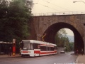Impozantní železniční viadukt dal jméno liberecké tramvajové smyčce, u níž pózuje fotografům prototypový vůz RT6N1 ev.č.0028. | 22.5.1996