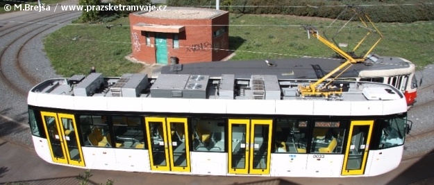 Snímek vozu EVO1 ev.č.0033 ze smyčky Kubánské náměstí dokumentuje rozmístění střešních kontejnerů s trakcí a klimatizací. | 27.9.2015