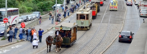 Koňská tramvaj s vozem ev.č.90 z roku 1886 následovaná dalšími generacemi již elektrických tramvají. | 20.9.2015