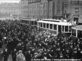 Každé zahájení provozu na nové tramvajové trati bývalo velkým svátkem, jak dokládá snímek „obsypané“ Průběžné... | 6.1.1935
