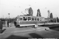 V zastávce Zahradní Město odbavuje cestující vůz T1 #5027 vypravený na linku 4. | 18.10.1970