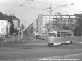 Vůz T1 ev.č.5080 vypravený na linku 10 projíždí původní podobou křižovatky ulic Starostrašnická a V Olšinách. | 16.11.1975