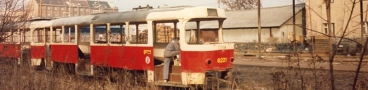 Vyřazený vůz T3 ev.č.6221 čekající na nádraží ČD Praha-Smíchov na svůj další osud. | 24.2.1997