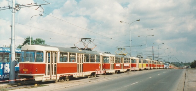 V čele kolony odstavených vozů vozovny Pankrác na Černokostelecké ulici vidíme soupravu vozů T3 ev.č.6311+6338. | 9.9.1995