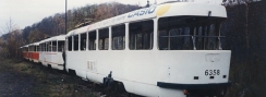 V konvoji vyřazených vozů T3 na nádraží ČD Praha-Smíchov stojí vozy ev.č.6358, ev.č.6406 a ev.č.6311 čekající na svůj další osud. | listopad 1996