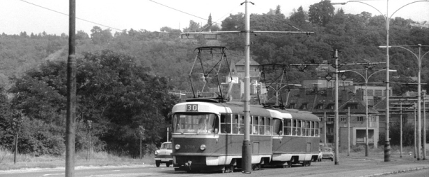 Ke konečné u branického nádraží ulicí Na Mlejnku míří souprava vozů T3 ev.č.6386+6393 vypravená na linku 30. | 3.8.1978