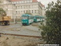 Před vozovnou Pankrác ještě probíhají dokončovací práce tramvajové tratě, ale pankrácké vlaky již manipulačně do vozovny zatahují. Zatím popředu, jako souprava vozů T3 ev.č.6444+6445 vypravená toho dne na linku 17. | 21.10.1995
