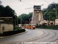 Souprava vozů T3 ev.č.6464+6933 vypravená na linku 30 projíždí okolo zařízení staveniště trasy metra A v Chotkově ulici. | 20.5.1977
