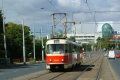 Souprava vozů T3 #6514+6511 vypravená na linku 22 míří Švehlovou ulicí k zastávce Hostivařská. | 13.8.2004