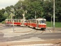 Souprava vozů T3 ev.č.6520+6394 vypravená na linku 18 odbočuje manipulačním obloukem od zastávky Sibeliova k zastávce Hládkov. | 22.7.1997
